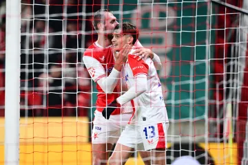 Mojmír Chytil přijímá gratulace od Tomáše Chorého