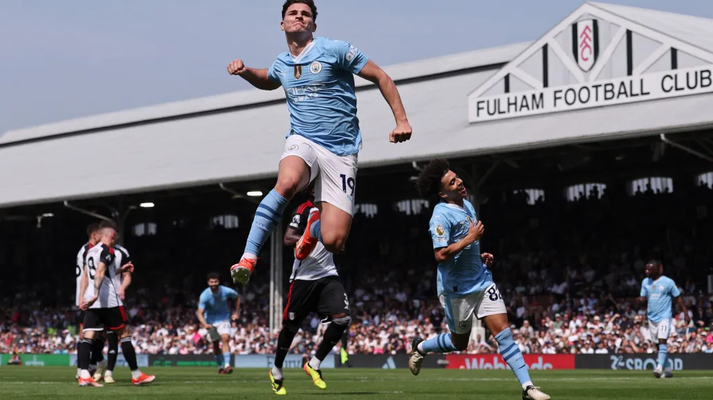 Julián Álvarez z Manchester City oslavuje gól v Premier League