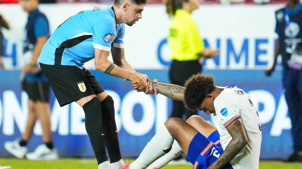 Federico Valverde z Uruguaye podporuje Chrise Richardse z USA 