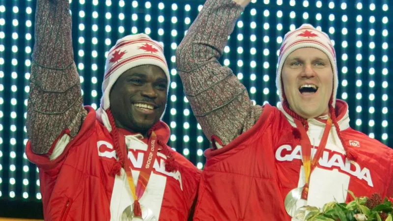 Lascelles Brown slaví se svým kolegou Pierrem Luedersem stříbro