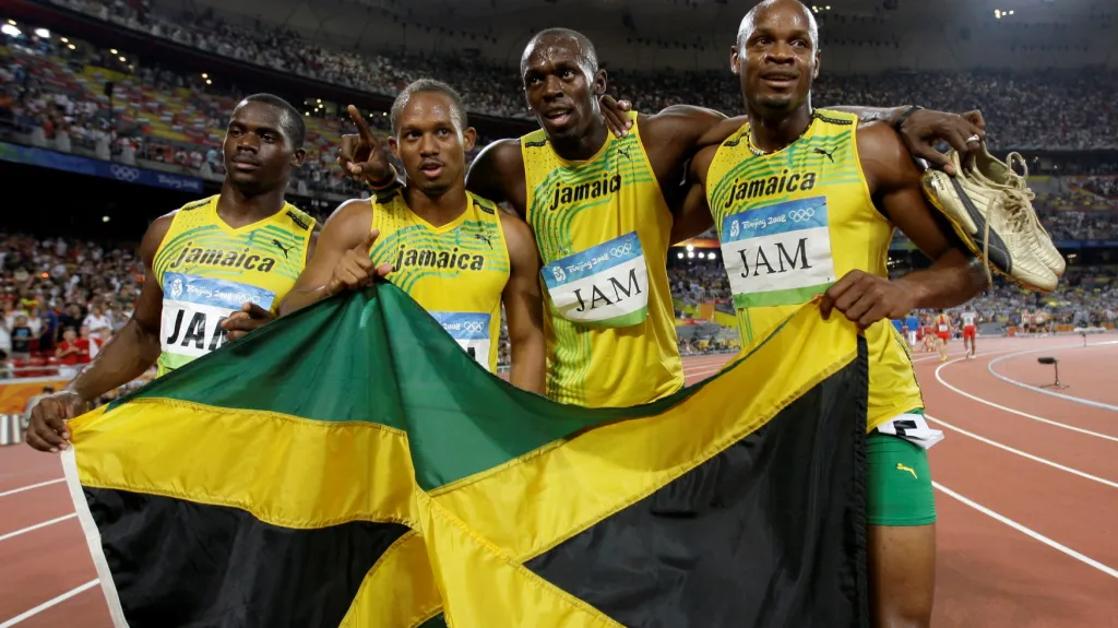 Zleva Nesta Carter, Michael Frater, Usain Bolt a Asafa Powell po výhře ve štafetě na 4x100 m na OH 2008