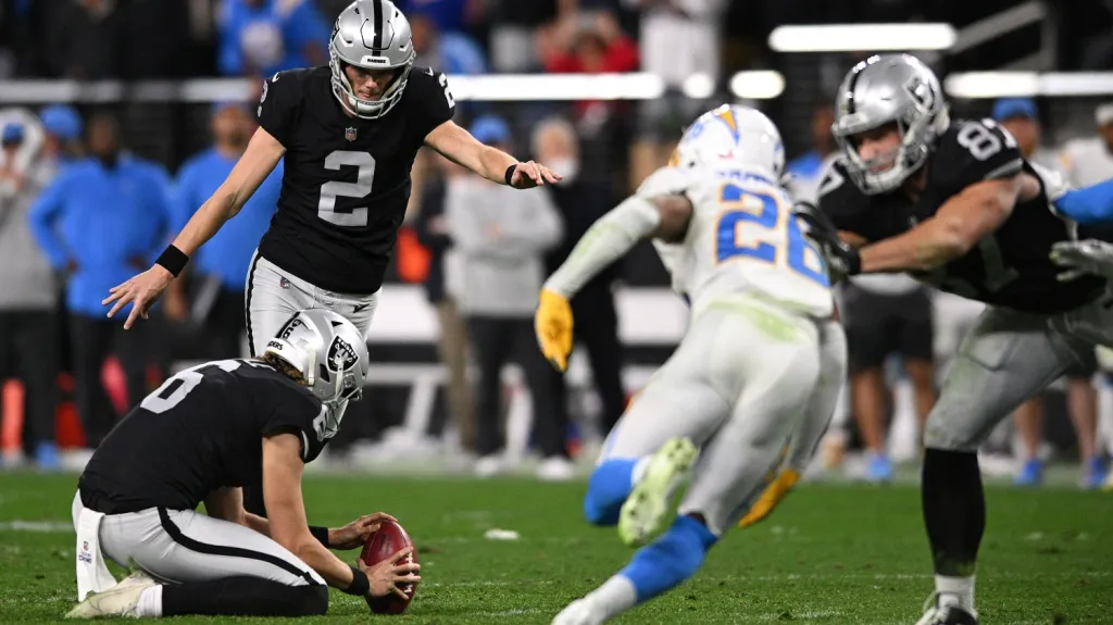 Daniel Carlson posílá Raiders do play-off