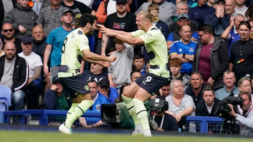 Erling Haaland a Ilkay Gundogan slaví gól Manchesteru City