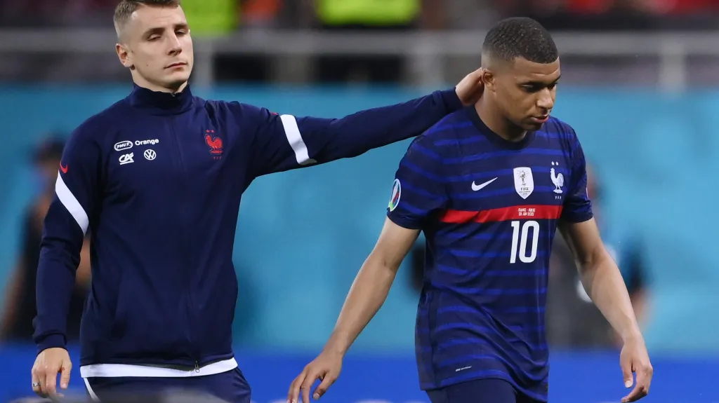 Smutný Kylian Mbappé (vpravo) odchází ze hřiště