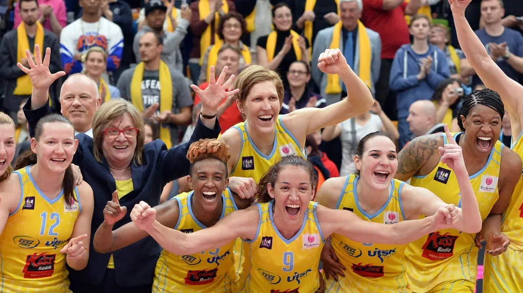 Basketbalistky USK Praha slaví vítězství v Eurolize