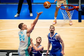 Tomáš Satoranský (vpravo) v utkání se Slovinskem