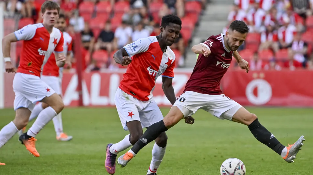 Slávista Murphy Dorley bojuje o míč s Jakubem Peškem ze Sparty