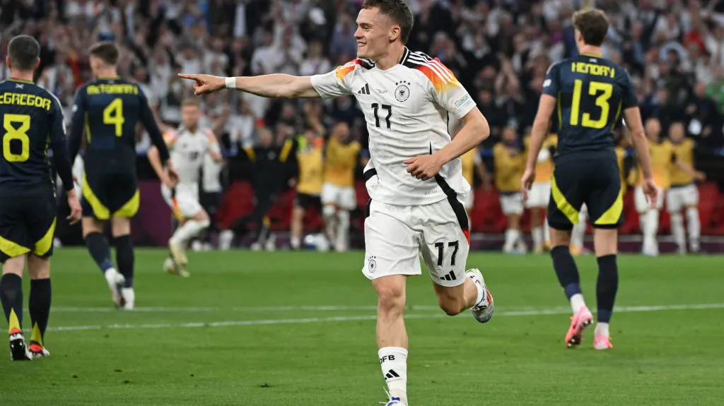 Německý fotbalista Florian Wirtz oslavuje v zápase se Skotskem