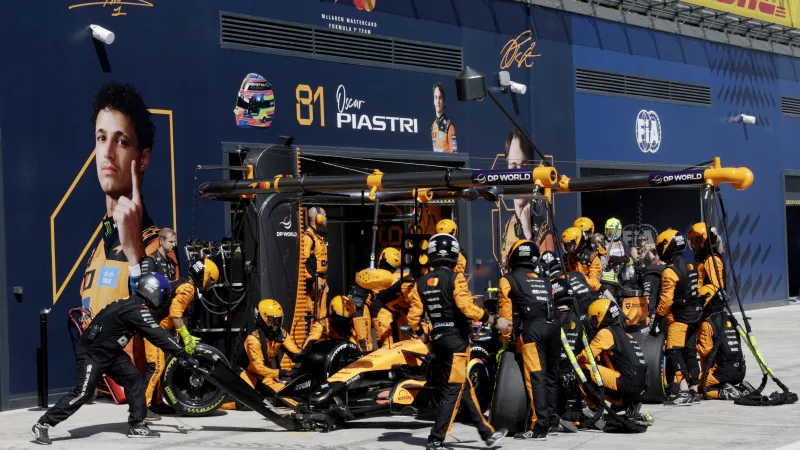 Lando Norris během pit stopu na Madringu