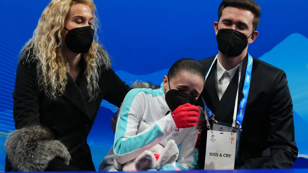 Eteri Tutberidzeová a Daniil Gleikhengauz s Kamilou Valijevovou po nepodařené volné jízdě na Hrách v Pekingu