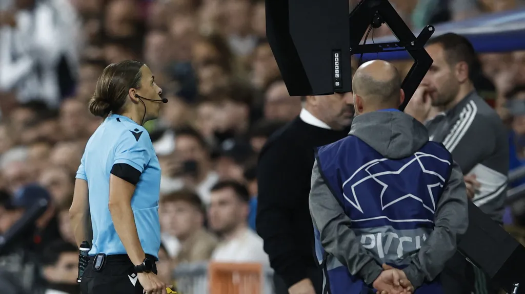 Stephanie Frappartová kontroluje spornou situaci u videa