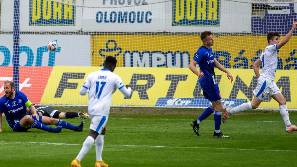 Ostravský David Buchta slaví gól v Olomouci