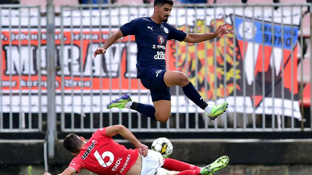 Lukáš Endl z Brna v souboji s Merchasem Doskim ze Slovácka