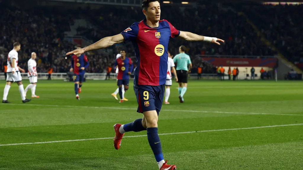 Robert Lewandowski z Barcelony oslavuje gól v La Lize