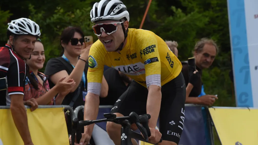 Marc Hirschi ve žlutém na Czech Tour