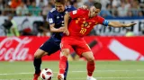 Belgičan Eden Hazard si pokrývá míč před Genki Haragučim z Japonska
