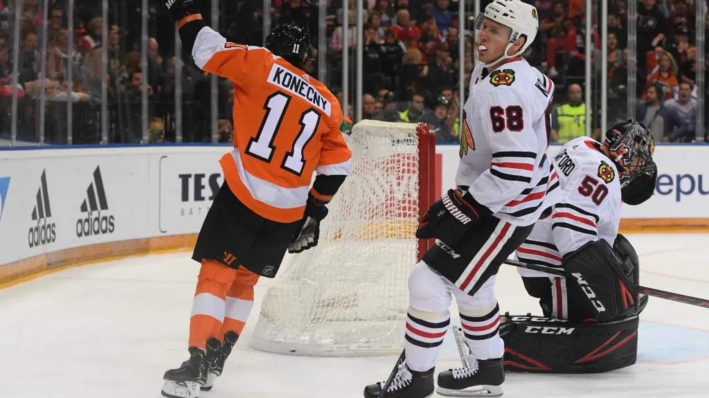 Travis Konecny z Philadelphie překonává Coreyho Crawforda z Chicaga