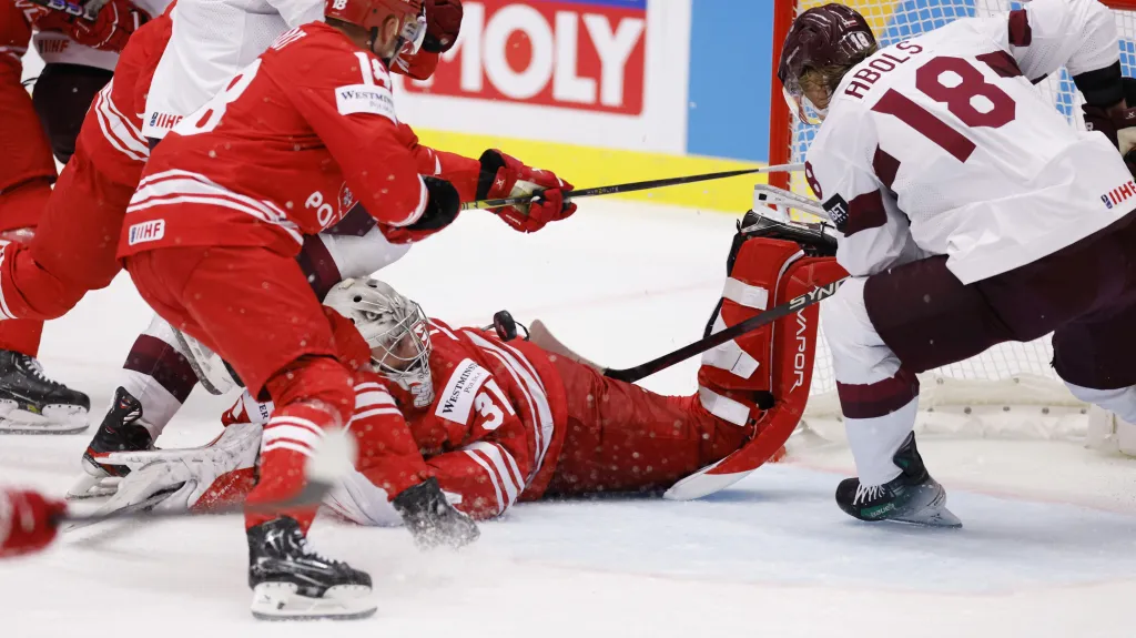 Souboj o puk před polskou brankou