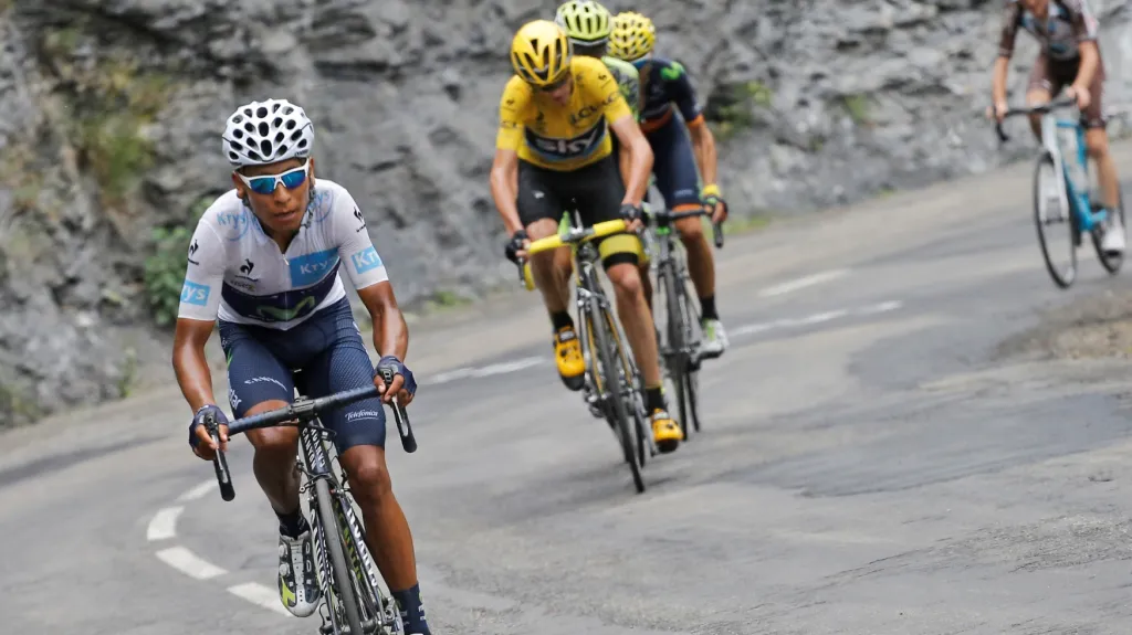 Nairo Quintana ujíždí Chrisi Froomovi