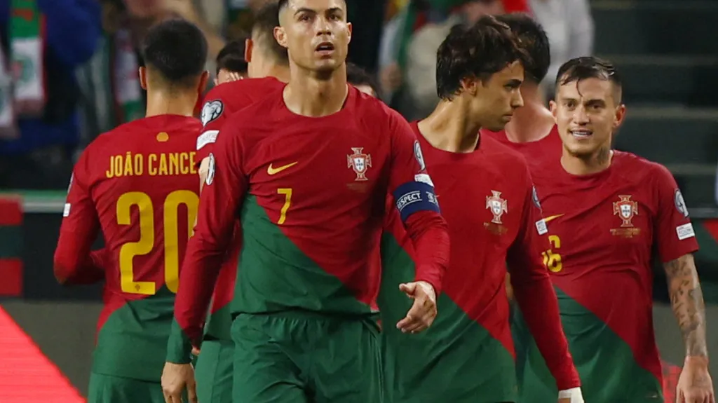 Kapitán Portugalska Cristiano Ronaldo a vedle něj Joao Félix