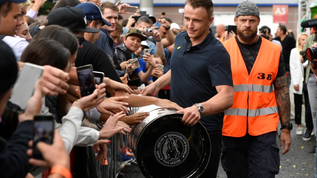 Jakub Vrána se Stanley Cupem