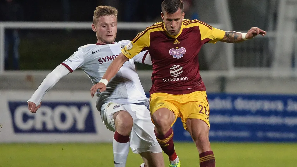 Jakub Brabec (vlevo) v utkání s Duklou