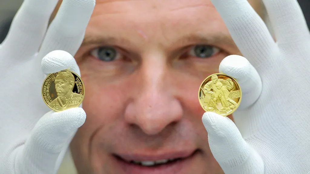 Dominik Hašek s pamětními mincemi