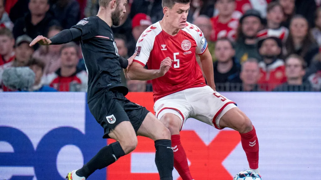 Joakim Mähle zasekává před Konradem Laimerem