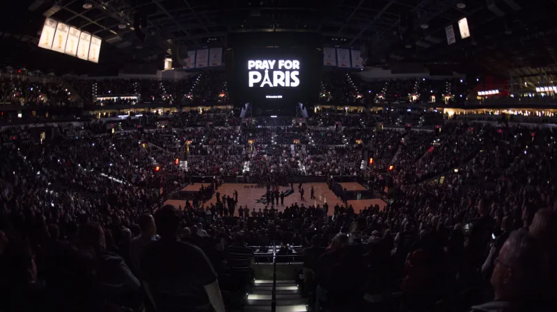 Před začátkem utkání NBA v San Antoniu