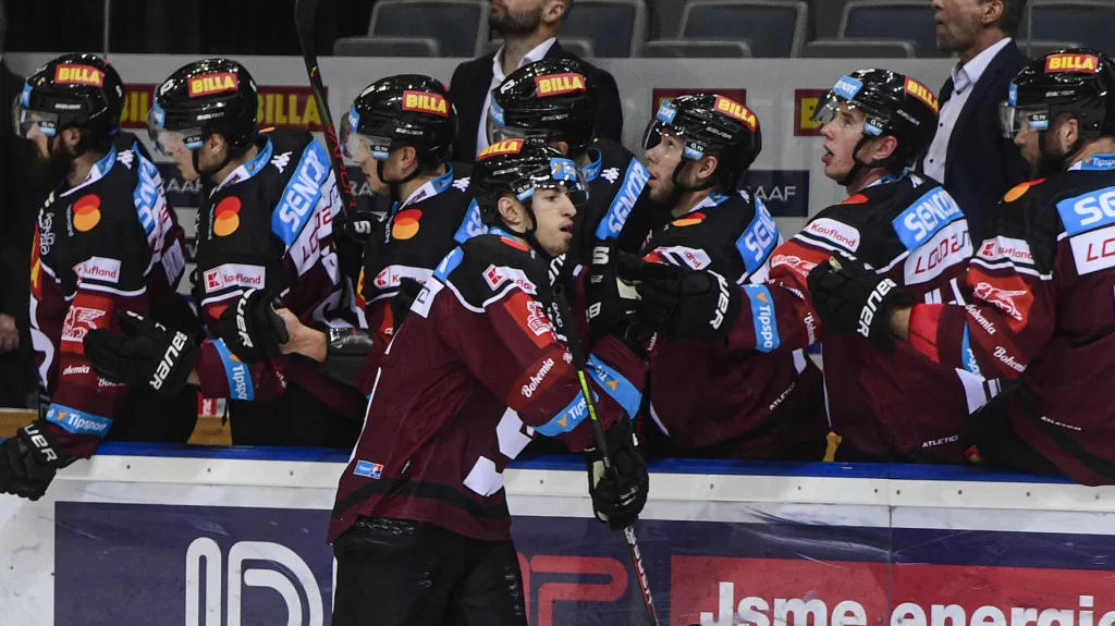 Lukáš Rousek se raduje se spoluhráči ze Sparty