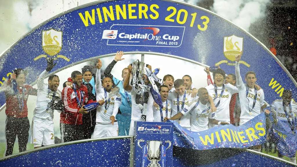 Hráči Swansea slaví zisk první trofeje