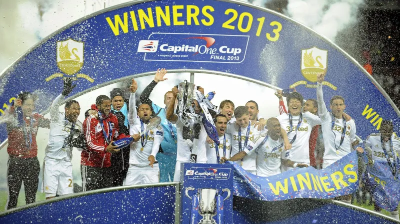 Hráči Swansea slaví zisk první trofeje