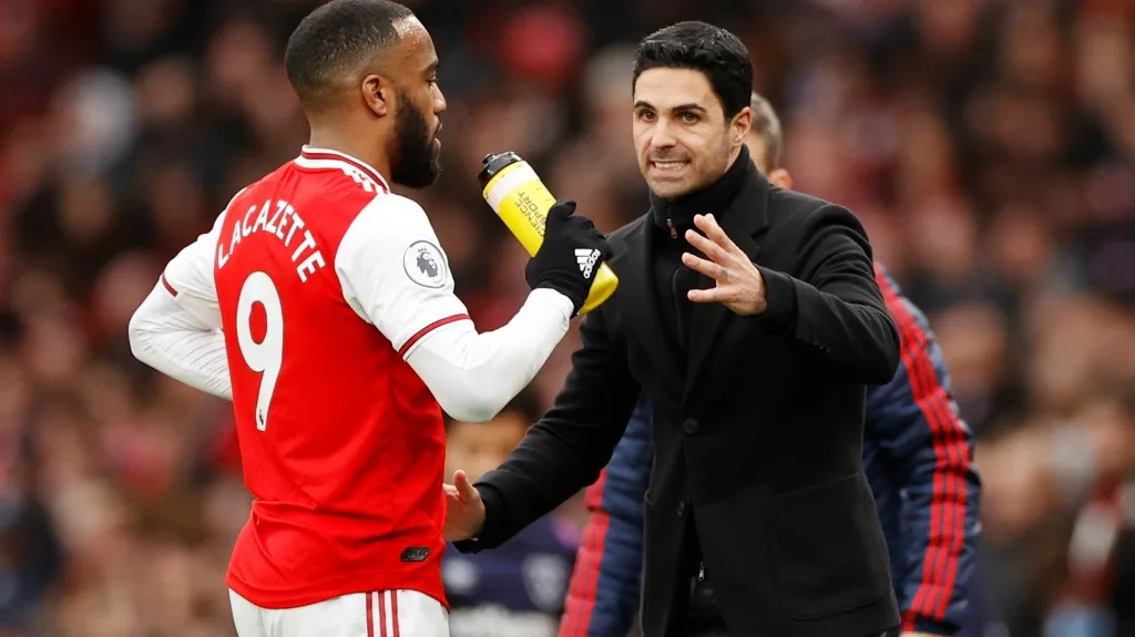 Trenér Arsenalu Mikel Arteta komunikuje s Alexandrem Lacazettem
