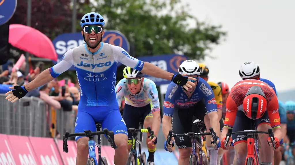 Michael Matthews se raduje v cíli