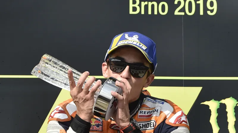 Marc Márquez s trofejí pro vítěze Grand Prix v Brně