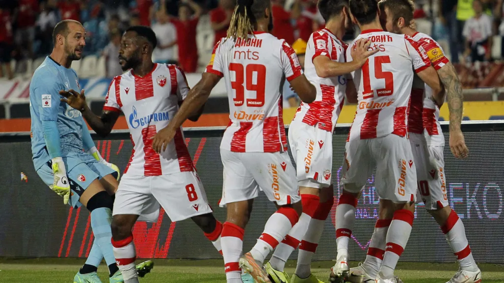 Fotbalisté Crvené zvezdy slaví gól