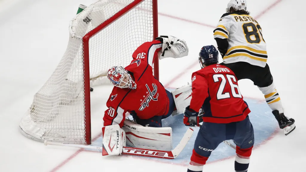 David Pastrňák (vpravo) z Bostonu střílí gól do sítě Washingtonu
