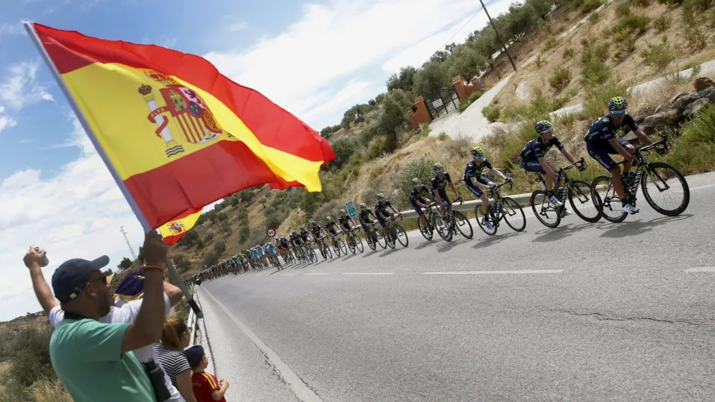 Fanoušci zdraví peleton Vuelty