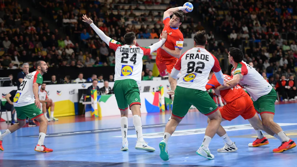 Čeští házenkáři v akci proti Portugalsku