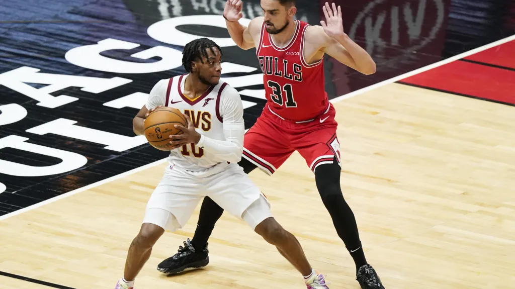 Tomáš Satoranský při obraně Dariuse Garlanda z Clevelandu