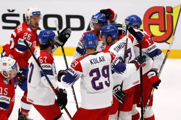 Čeští hokejisté se radují z gólu v utkání s Norskem