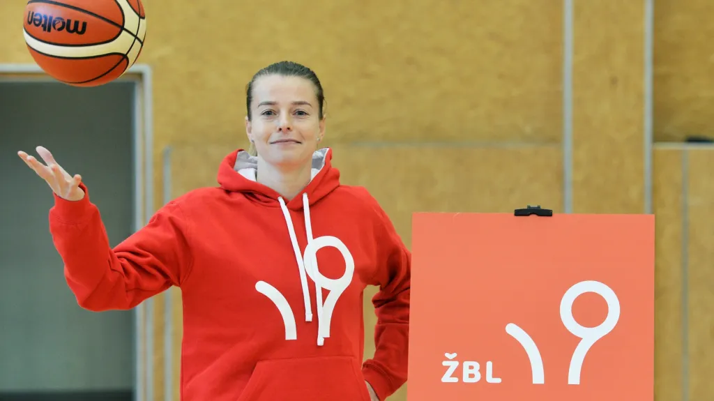 Basketbalistka Alena Huňková s novým logem ŽBL
