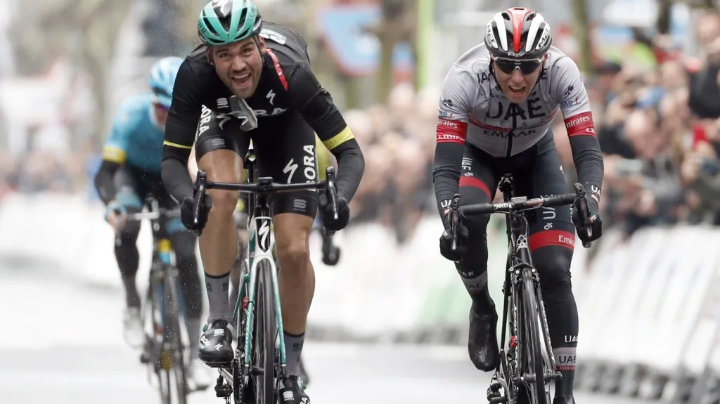 Maximilian Schachmann poráží Tadeje Pogačara