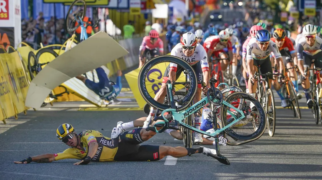 Hromadný pád v 1. etapě závodu Kolem Polska