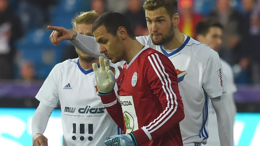 Brankář Kamran Agajev z Mladé Boleslavi (v červeném) v duelu s Ostravou