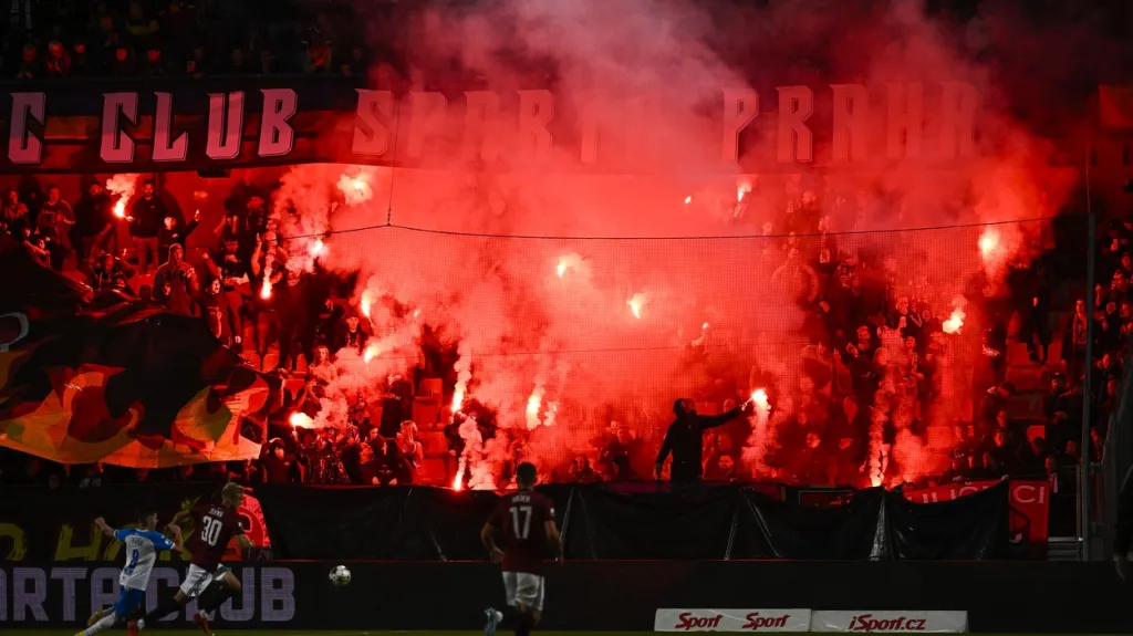 Pyrotechnika fanoušků v utkání Baník – Sparta