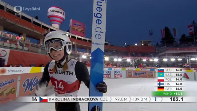 Skok Karolíny Indráčkové ve 2. kole závodu na velkém můstku