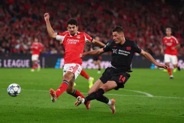 Útočník Leverkusenu Patrik Schick střílí v Lize mistrů na bránu Benfiky Lisabon