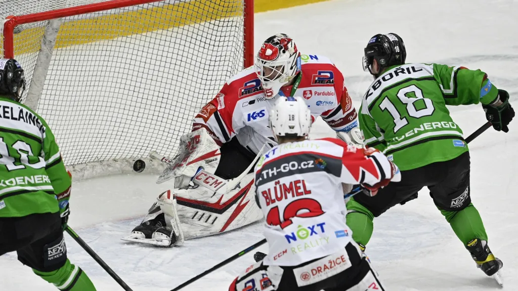 Adam Zbořil střílí vítězný gól do sítě Pardubic