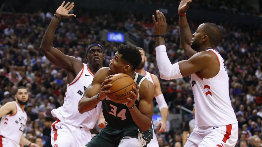 Giannis Antetokounmpo v obležení hráčů Toronta